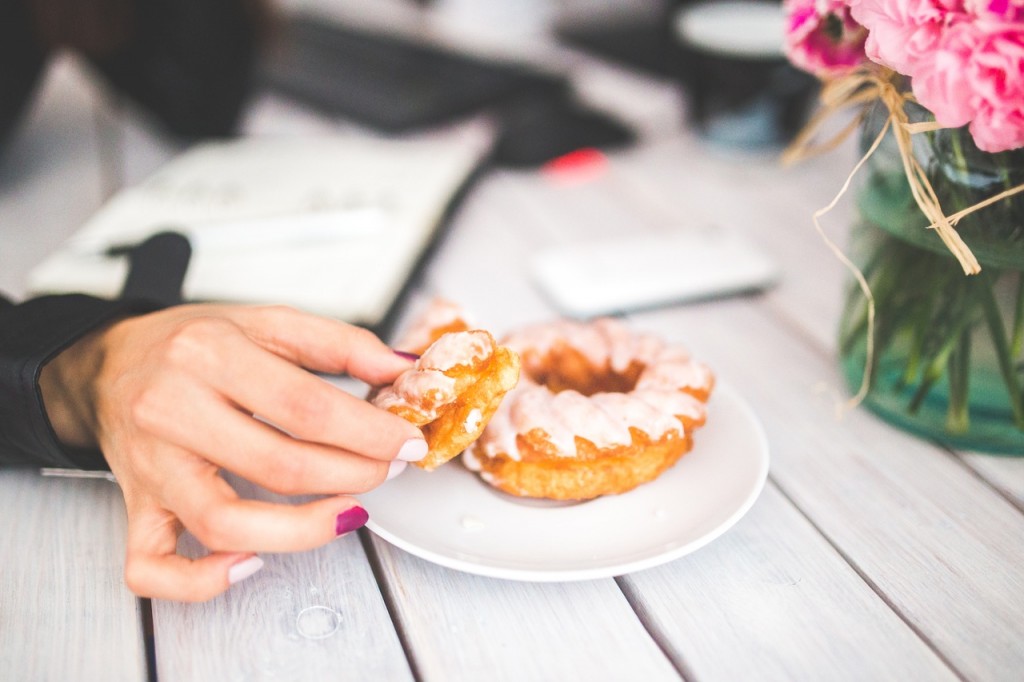 indigoagecafe-food-woman-hand-girl